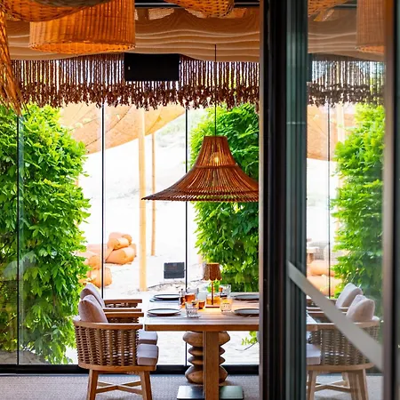 Oasis Vip Club - настаняване, ресторант и плаж
