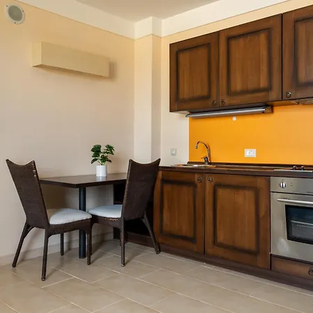 Apartment Oasis Vip Club - настаняване, ресторант и плаж *